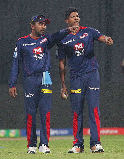 Mahela Jayawardene and Umesh Yadav make field placements in the Super Over on Tuesday