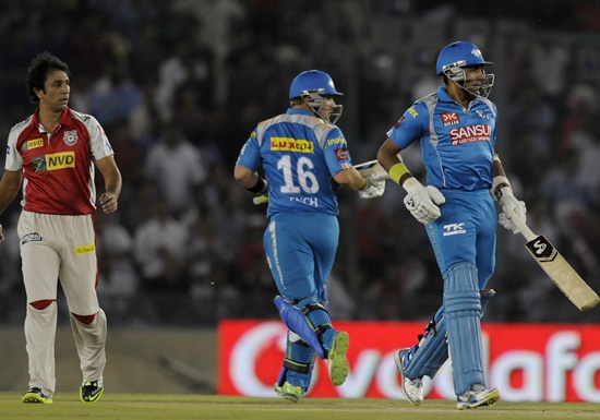 Robin Uthappa of Pune Warriors and Aaron Finch