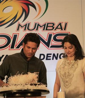 Sachin Tendulkar cuts birthday cake with wife Anjali