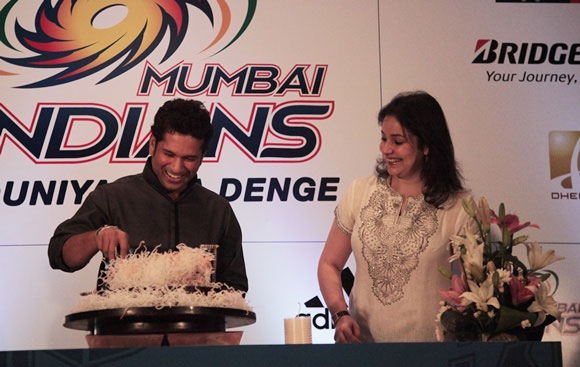 Sachin Tendulkar cuts birthday cake with wife Anjali