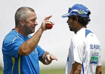 Sri Lanka's assistant coach Paul Farbrace (l) gestures as he speaks to Tillakaratne Dilshan