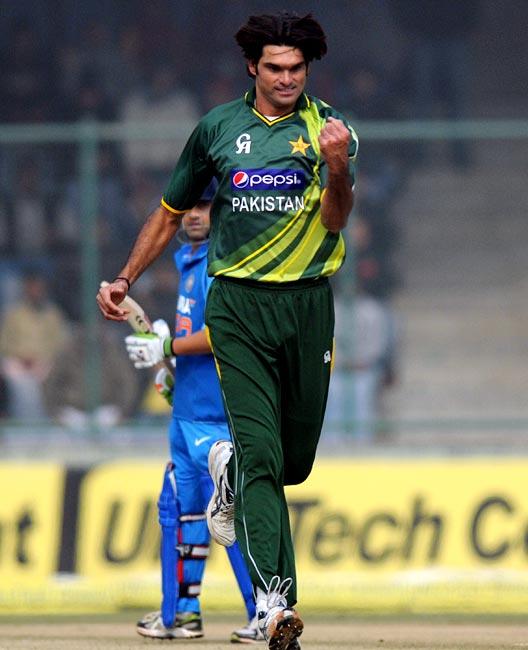 Mohammad Irfan celebrates after picking up the wicket of Ajinkya Rahane