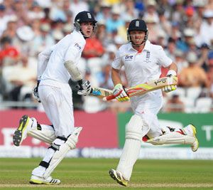 Stuart Broad and Ian Bell run between the wickets