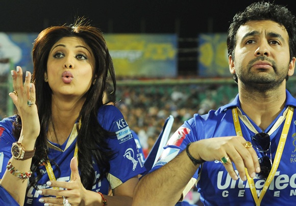 Raj Kundra with wife Shilpa Shetty during an IPL match