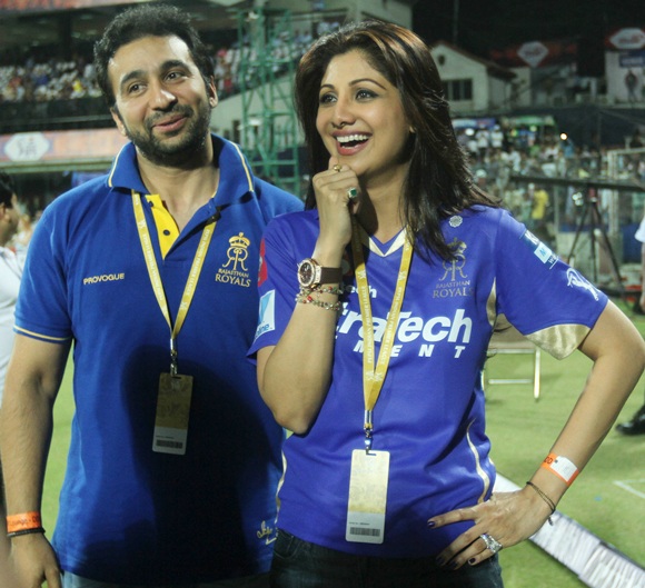 Raj Kundra with wife Shilpa Shetty during an IPL match