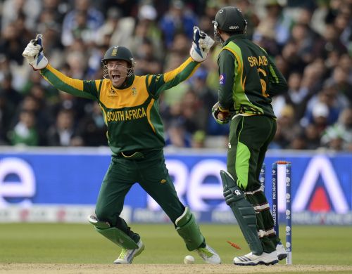 South Africa's captain AB de Villiers (L) celebrates after Pakistan's Shoaib Malik was bowled during the ICC Champions Trophy group B match at Edgbaston cricket ground in Birmingham
