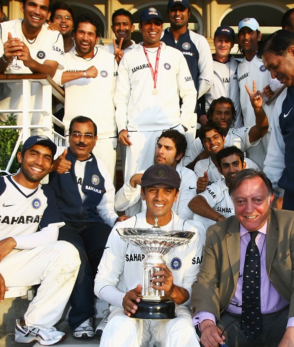 Rahul Dravid of India holds the Pataudi trophy
