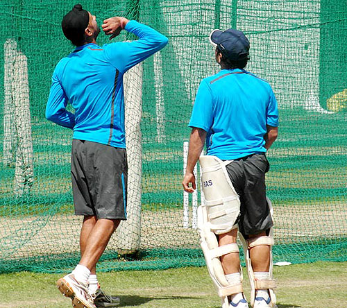 Sachin Tendulkar helps Harbhajan Singh in the nets