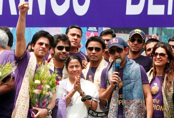 Gambhir celebrates KRR's triumph in the last edition of the IPL with Shah Rukh, Mamata Banerjee and Juhi Chawla