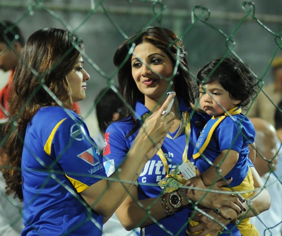 Shilpa Shetty with Shamita Shetty and son