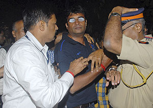 Police escort Gurunath Meiyappan (C), son-in-law of Indian cricket board (BCCI) President N Srinivasan, to the Crime Branch in Mumbai on Sunday