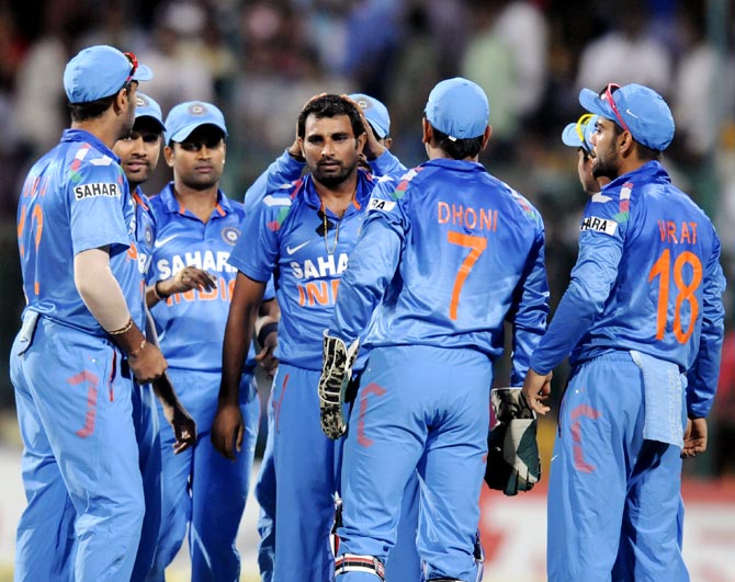 Mohammed Shami (centre) celebrates after getting the wicket of Aaron Finch