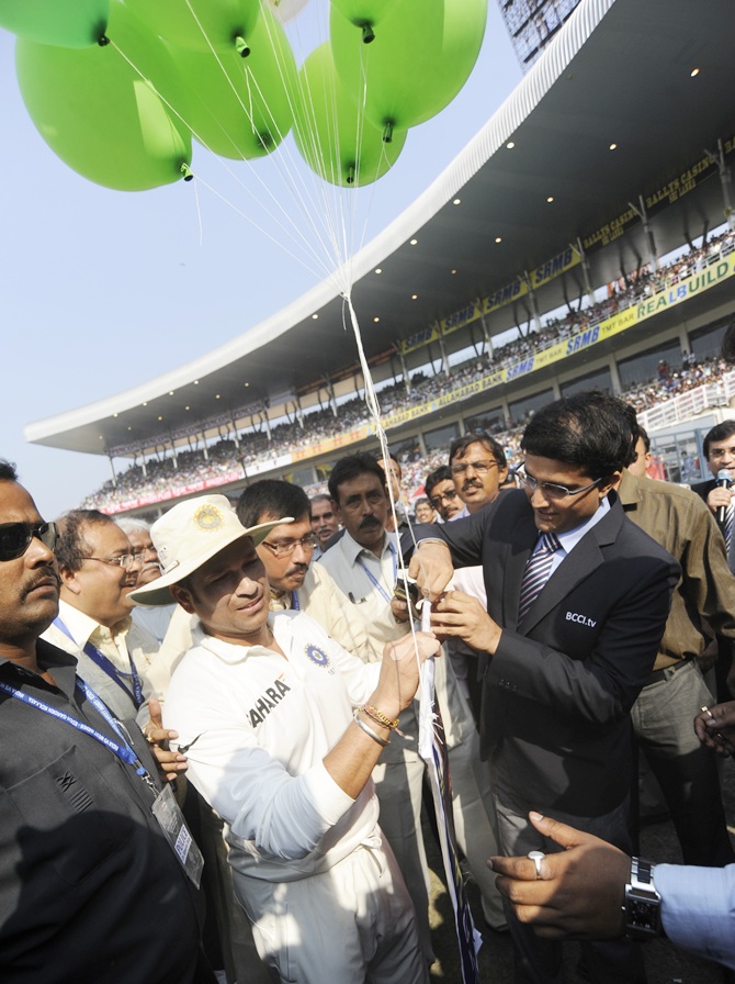 Sachin Tendulkar along with Sourav Ganguly releases balloon in the air to celebrate the 199th Test