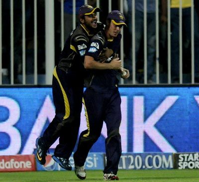 Chris Lynn is congratulated by Manish Pandey after his breathtaking catch