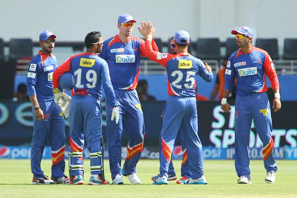 Kevin Pietersen and his Delhi Daredevils teammates celebrate the fall of Shikhar Dhawan's wicket