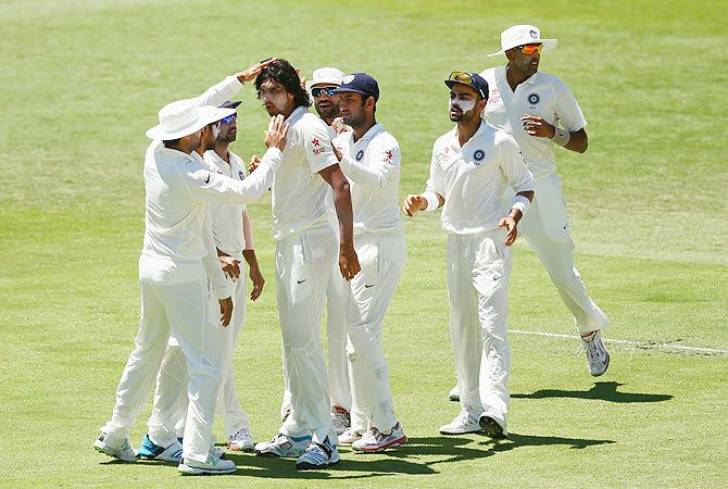 Ishant Sharma celebrates with teamates after taking the wicket of Mitch Marsh