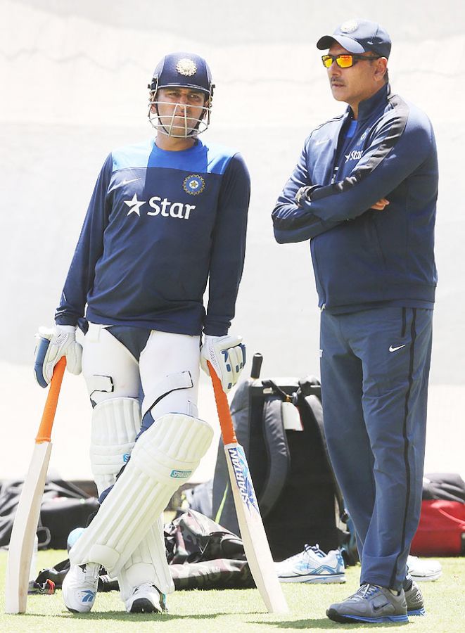 MS Dhoni talks to India Director of Cricket Ravi Shastri 