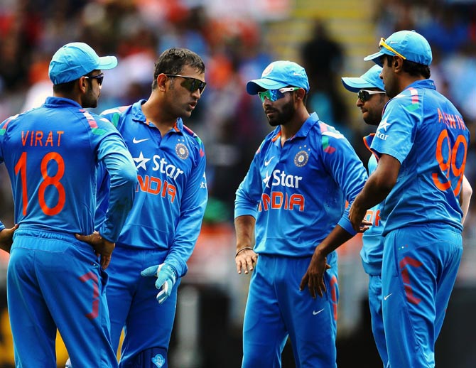 Mahendra Singh Dhoni (2nd left) speaks to his players