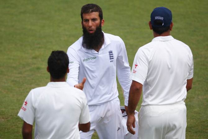 England's Moeen Ali (centre) shakes hands with India captain Mahendra Singh Dhoni (right) after claiming 6 for 67 and victory by 266 runs on Day 5 of the third Test