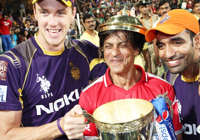 Morne Morkel of the Kolkata Knight Riders, KKR co-owner Shahrukh Khan and Robin Uthappa celebrate