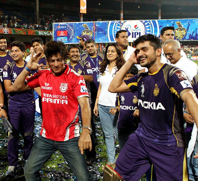 Shah Rukh Khan (centre) celebrates with Manish Pandey (right) after Kolkata Knight Riders won the IPL 7 final
