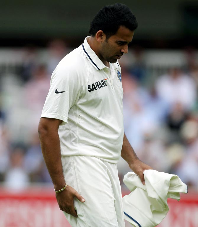  Zaheer Khan of India leaves the field with an injury during day 1 of the 1st Test Match between England and India at Lord's Cricket Ground on July 21, 2011.