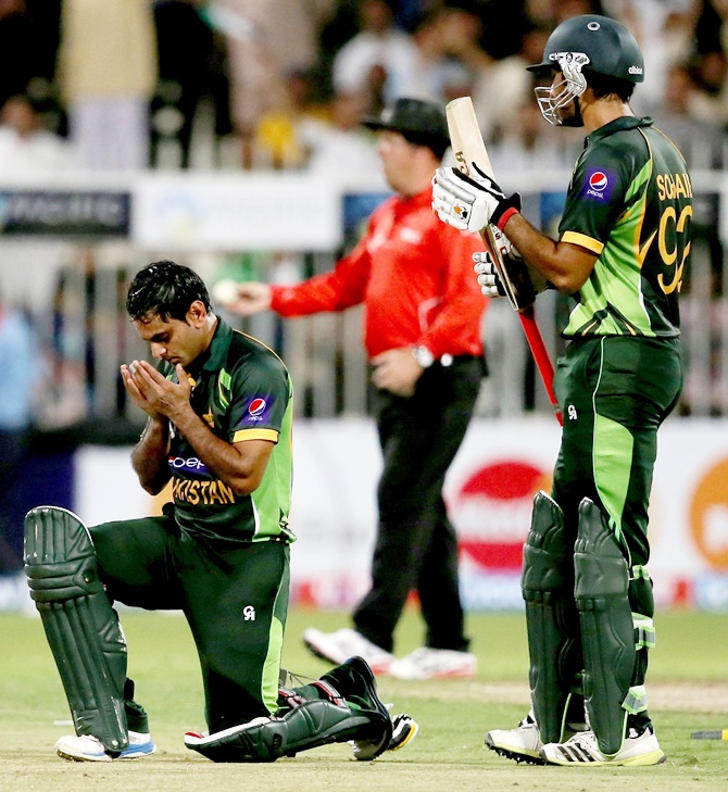 Mohammead Hafeez of Pakistan kneels down to offer prayers
