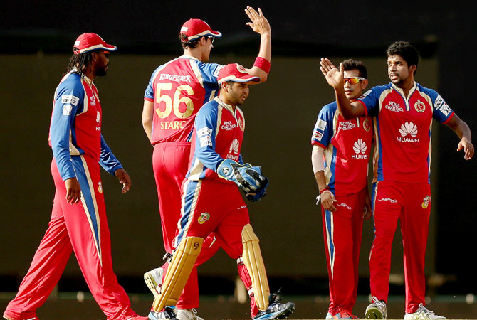 Varun Aaron being congratulated by Royal Challengers Bangalore teammates
