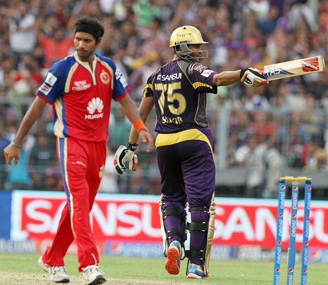 Shakib Al Hasan acknowledges the applause of the crowd after getting to 50.