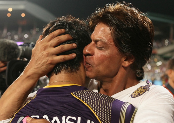 Shah Rukh Khan kisses a KKR player.