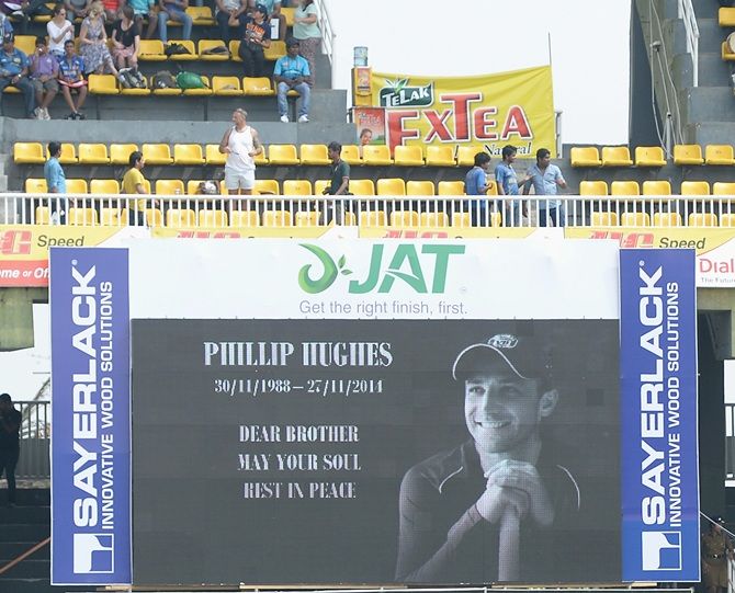 The crowd observe a minutes silence in memory of Australian cricketer Phil Hughes
