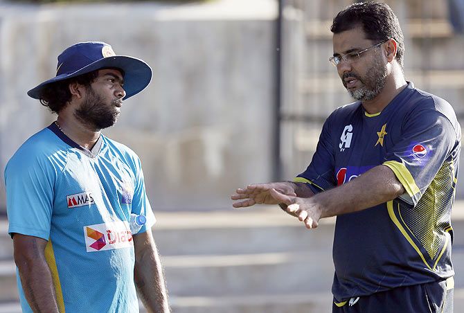 Pakistan's team coach Waqar Younis (right) talks with Sri Lanka's fast bowler Lasith Malinga