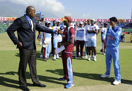 West Indies skipper Dwayne Bravo speaks to Ian Bishop at the toss