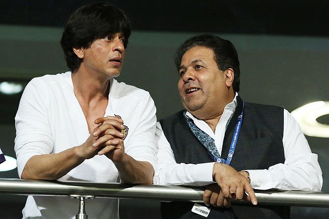 Shah Rukh Khan talks with IPL chief Rajiv Shukla
