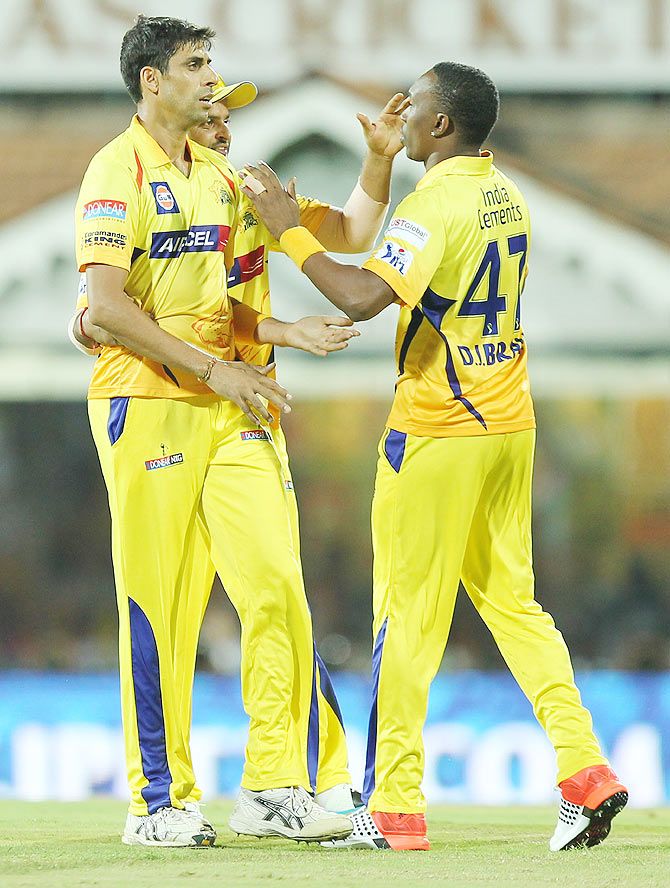 Ashish Nehra celebrates the fall of a wicket with Dwayne Bravo
