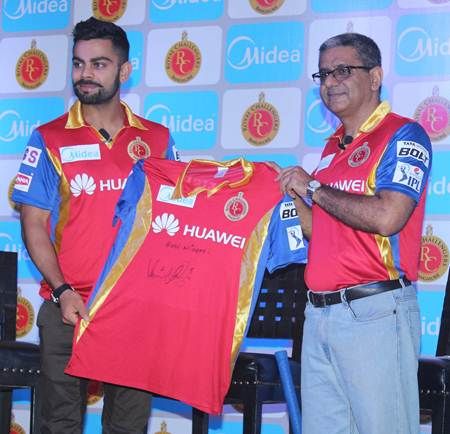 Royal Challengers Bangalore captain Virat Kohli presents a signed team jersey to Krishan Sachdev, MD, Carrier Midea India- Home Appliance Partner of the team