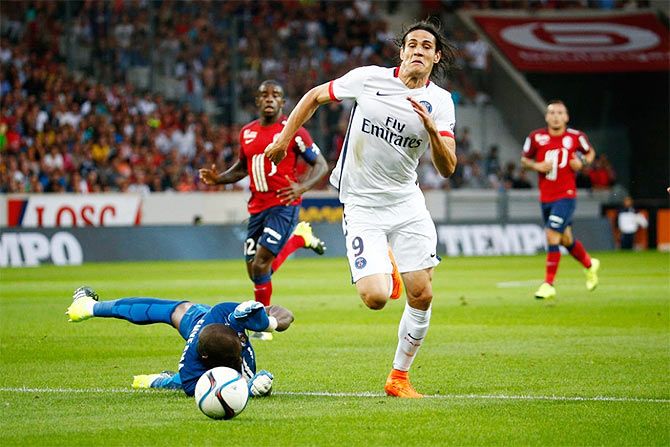PSG's Edison Cavani makes a dash for the ball in their Ligue 1 season-opening match against Lille on Friday