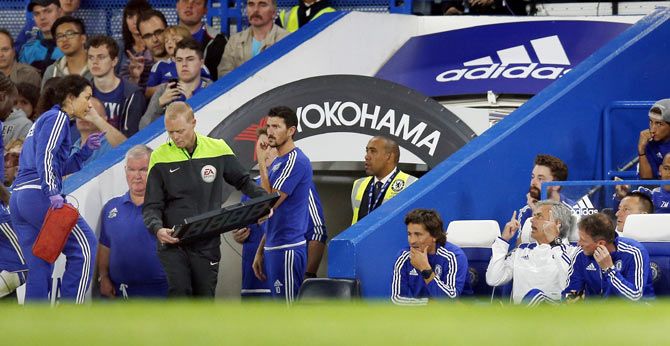 Chelsea manager Jose Mourinho gestures to first team doctor Eva Carneiro as Victor Moses is substituted