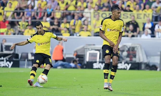 Borussia Dortmund's Henrikh Mkhitaryan (L) scores a goal against Borussia Moenchengladbach during their Bundesliga first division soccer match in Gelsenkirchen, in Germany on Saturday