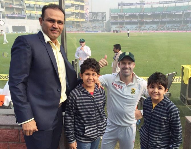 South Africa's AB de Villiers with Virender Sehwag and his sons Vedant and Aryavir