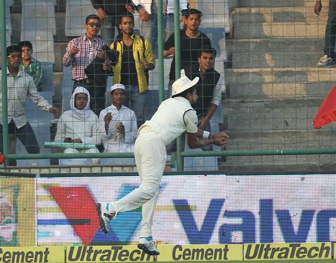 Ishant Sharma takes a catch on the boundary to dismiss AB de Villiers