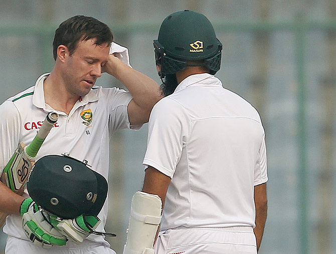 AB de Villiers of South Africa in a discussion with his captain Hashim Amla 