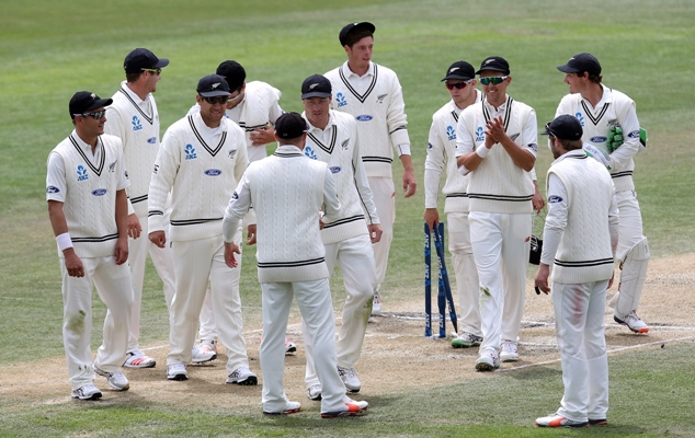 Brendon McCullum of New Zealand shakes the hand of Martin Guptill 