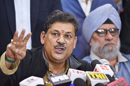  BJP MP and former cricketer Kirti Azad with veteran cricketer Bishan Singh Bedi during a press conference regarding DDCA in New Delhi on Sunday