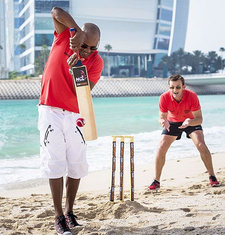 Brian Lara and Adam Gilchrist play beach cricket 