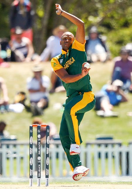Vernon Philander of South Africa bowls during the ICC Cricket World Cup match between South Africa and New Zealand at Hagley Park 