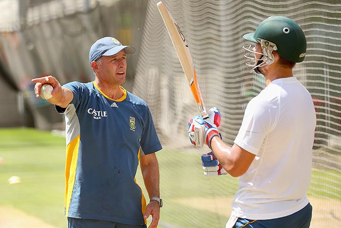 Mike Hussey speaks to Rilee Rossouw during a South Africa nets session