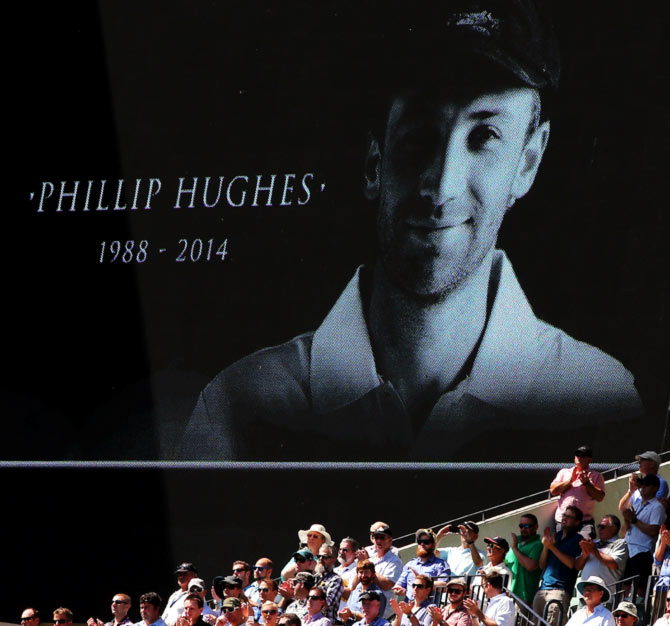 Cricket fans clap for 63 seconds in tribute to the late Phillip Hughes