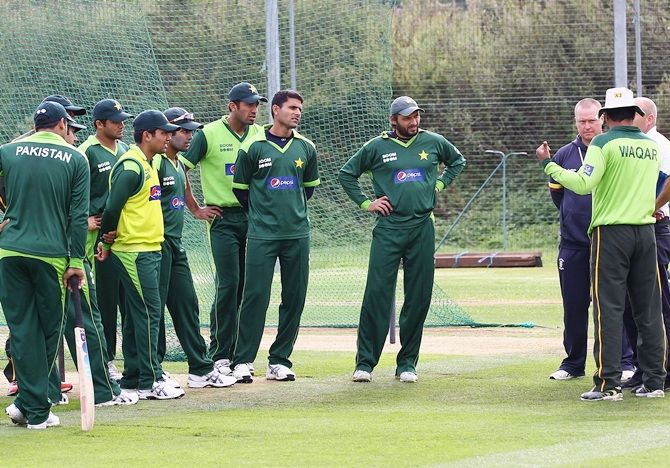 Pakistan players listen to Waqar Younis