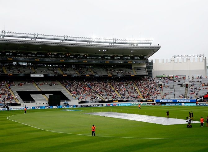 Rain holds up play during the ODI match between New Zealand and Sri Lanka